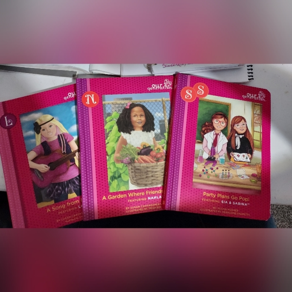 📣 SOLD!!!!    American girl doll books